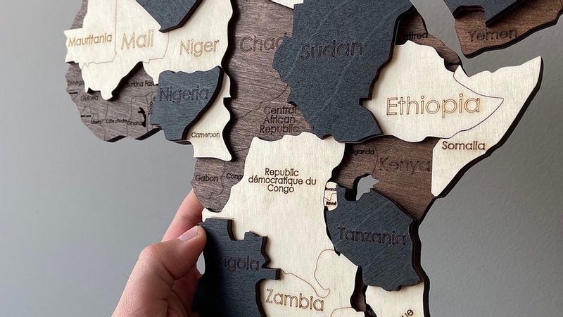 Многослойная Карта Мира на стену Палисандр-Беж-Черный, XL (250*150 cm) С названиями стран столиц и штатов