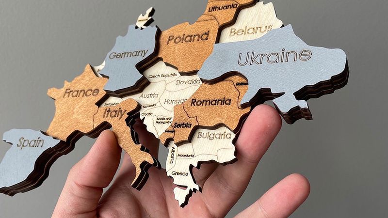 Многослойная Карта Мира на стену серо-коричневая, XXL (300*175 cm) с названиями стран и границ